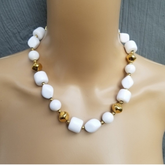 VINTAGE WHITE & GOLDTONED CHUNKY BEAD STATEMENT NECKLACE - Picture 1 of 4